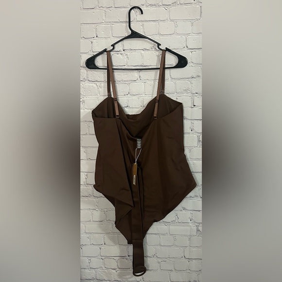 NWT SKIMS Sculpting Swim Strapless One Piece Cocoa Size 4X - Picture 3 of 7